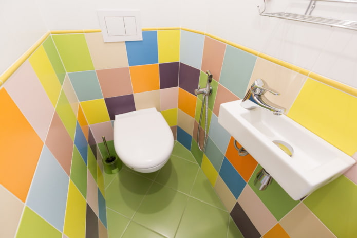 apparecchi idraulici all'interno di un WC in un appartamento dell'era di Krusciov