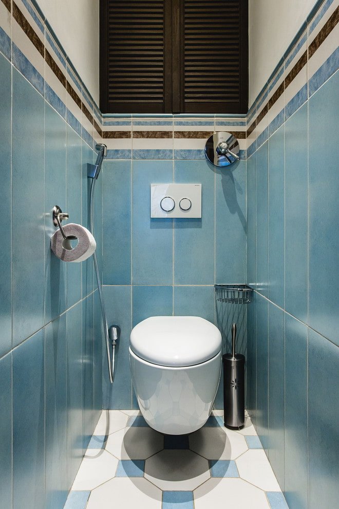 piastrelle blu nel water