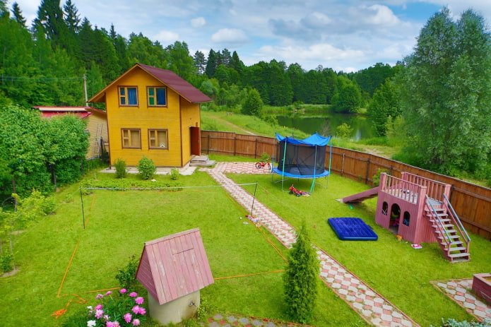 parco giochi per bambini in giardino