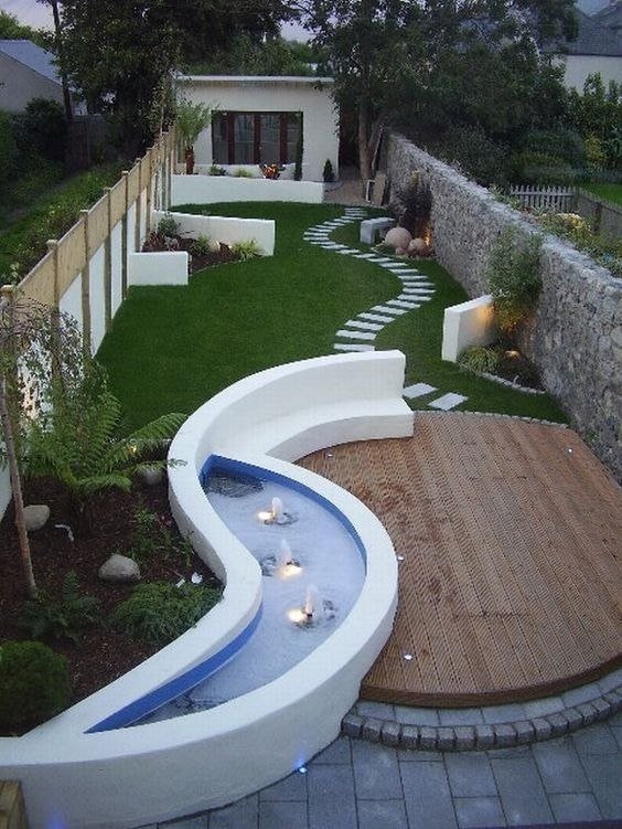 terreno stretto con una fontana