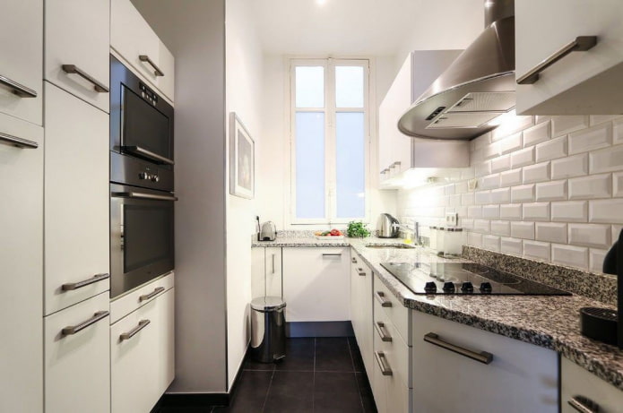 design degli interni di una cucina stretta