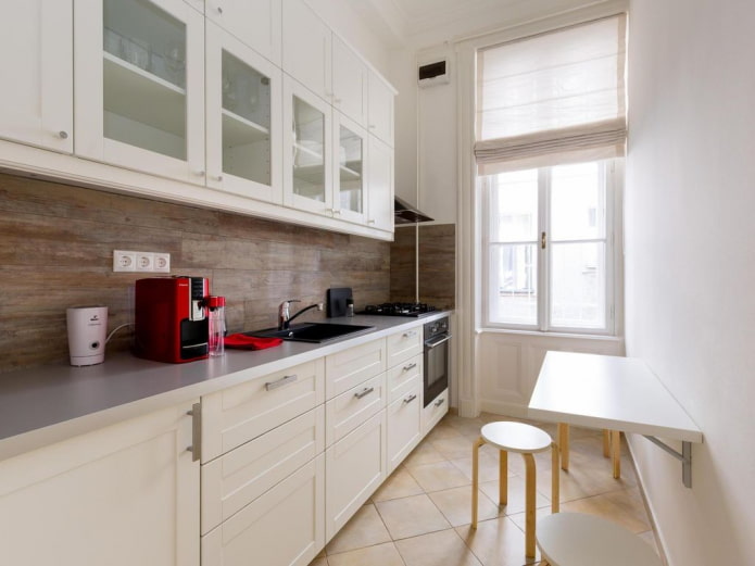 design degli interni di una cucina stretta