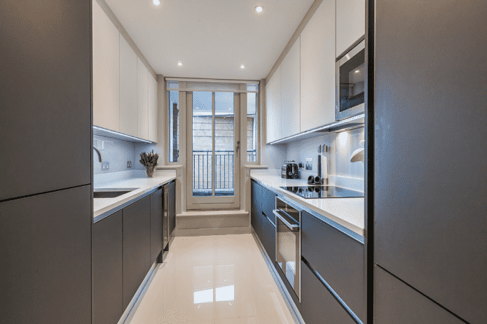 design degli interni di una cucina stretta