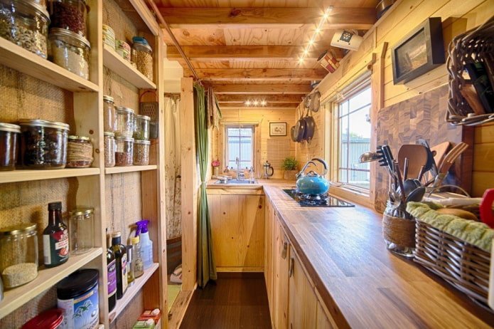 design degli interni di una cucina stretta