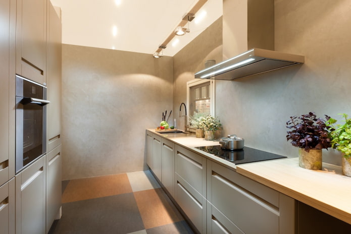 rifinitura di uno spazio cucina stretto