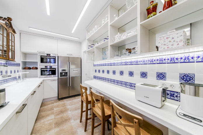 rifinitura di uno spazio cucina stretto