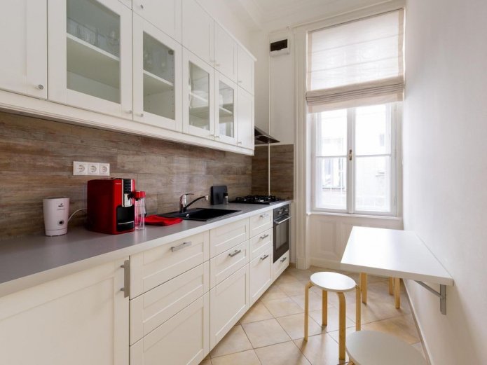 cucina lineare con tavolo da pranzo