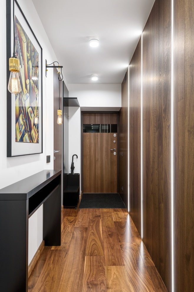faretti sul soffitto e illuminazione lineare dei mobili