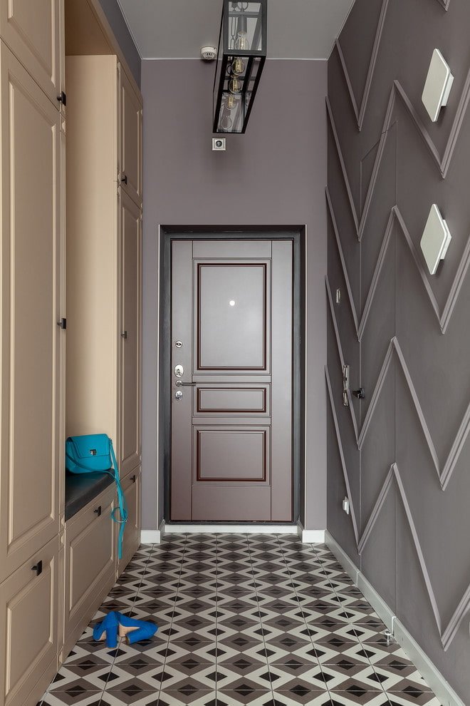 corridoio stretto con pareti marroni e mobili beige