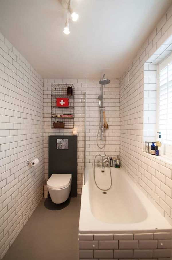 WC accanto alla vasca da bagno