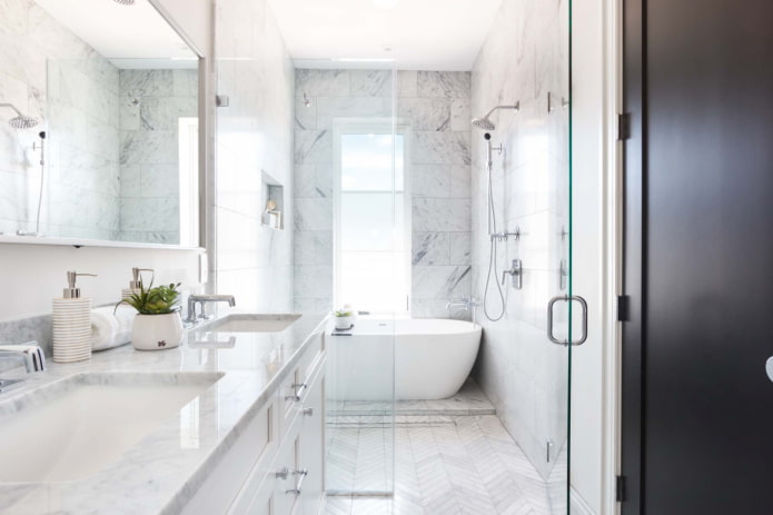 bagno in piastrelle di marmo