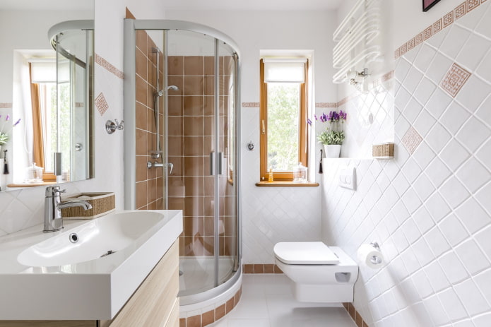 bagno stretto con finestra