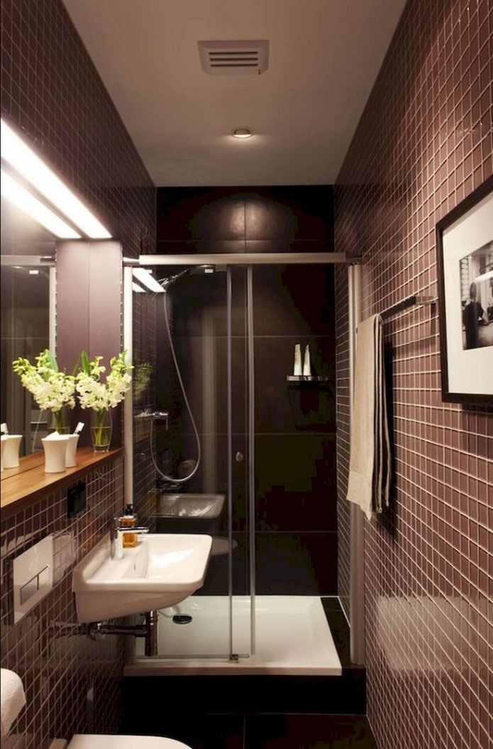 finitura scura delle pareti del bagno