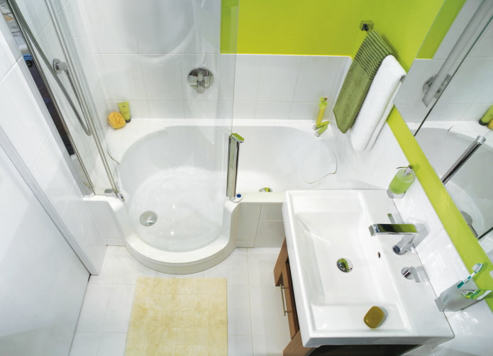 vasca da bagno piccola e luminosa