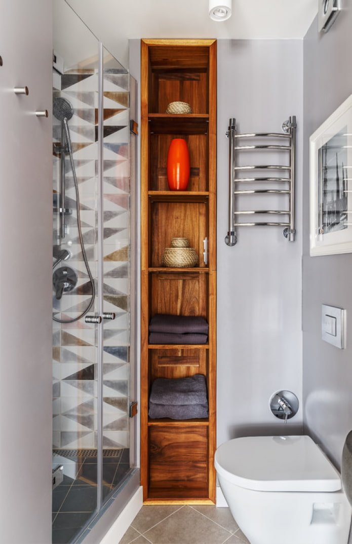 scaffale in legno in bagno