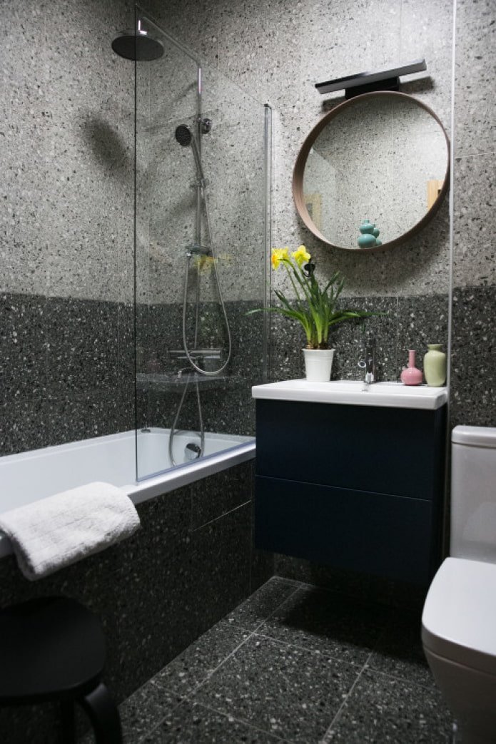 piastrelle nere nel bagno