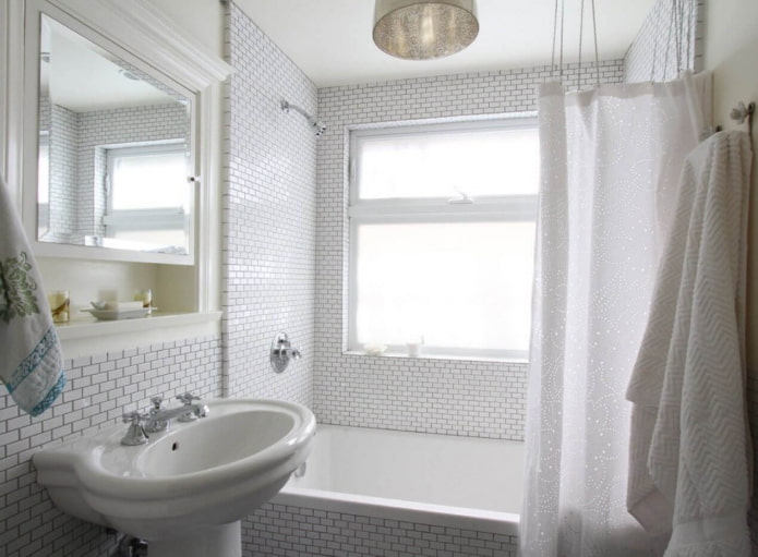 Piccole piastrelle in bagno