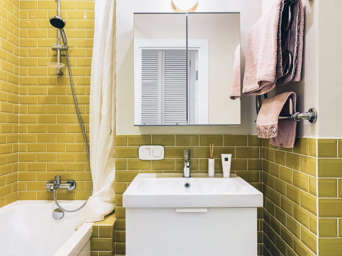 piastrelle gialle nel bagno