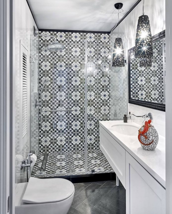 Illuminazione in un bagno con cabina doccia