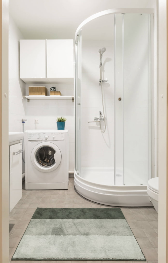 Cabina bianca in un bagno chiaro