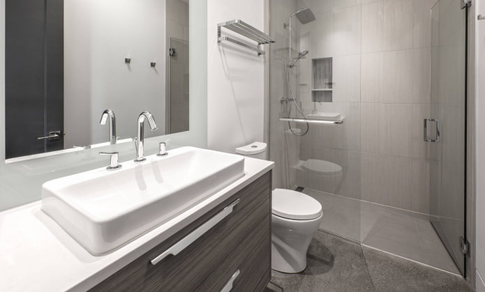 Doccia in un piccolo bagno