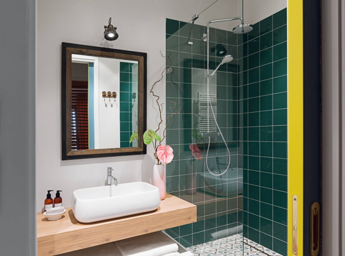 Cabina in vetro in un bagno verde
