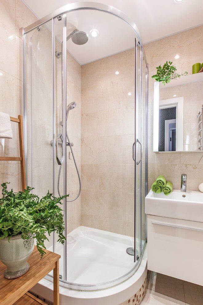 Doccia rotonda nel bagno con accenti verdi
