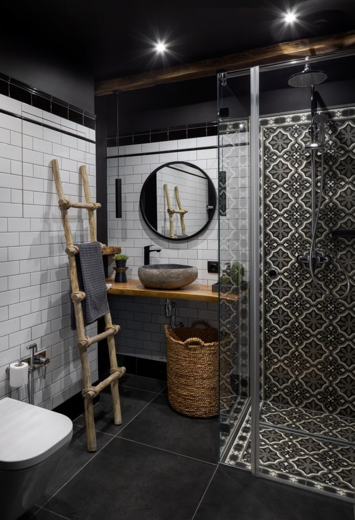 Bagno con mensola sotto il lavandino
