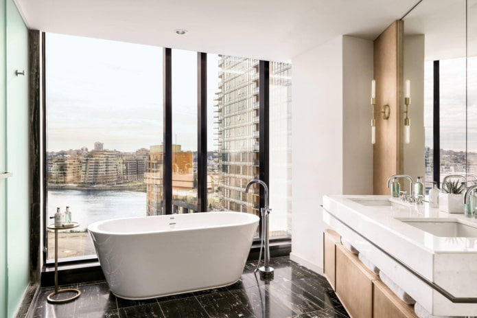 finestre a tutta altezza in bagno