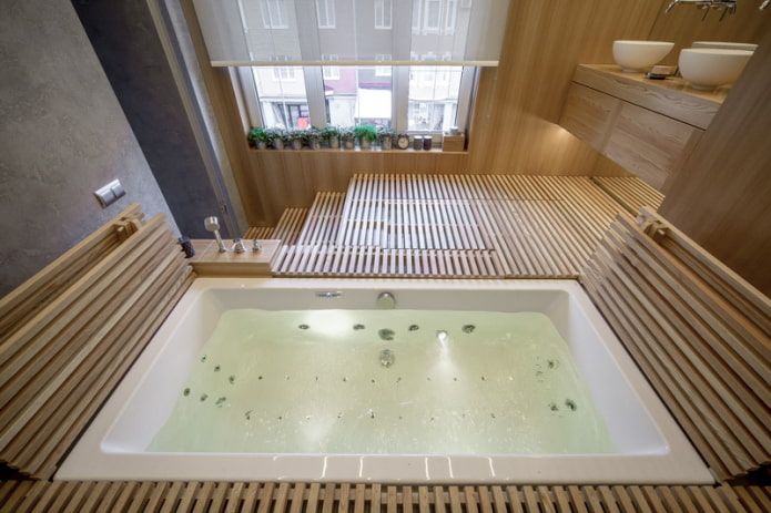 bagno su un podio con finestra