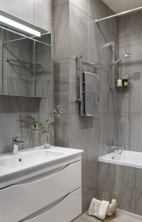 piastrelle grigie per le pareti del bagno