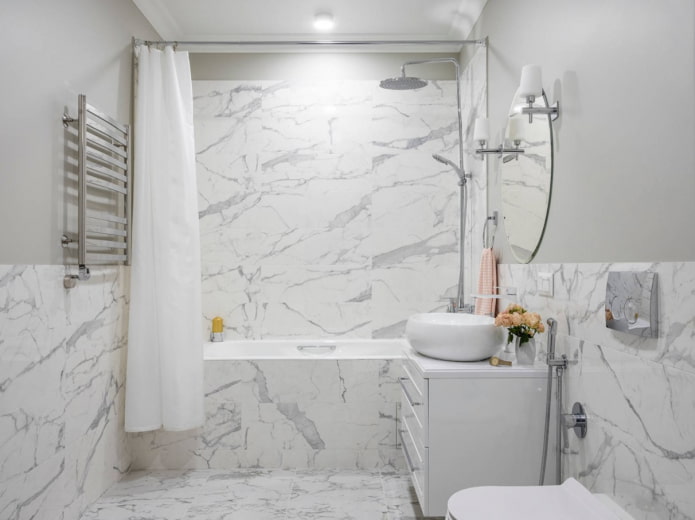 pareti e pavimento in bagno, rifiniti con le stesse piastrelle