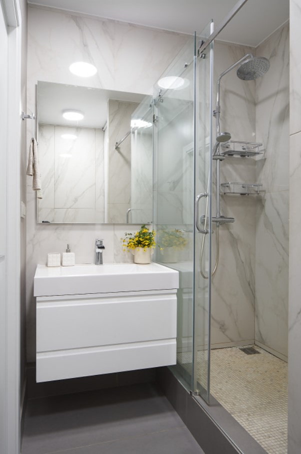 mobiletto bianco sospeso in bagno