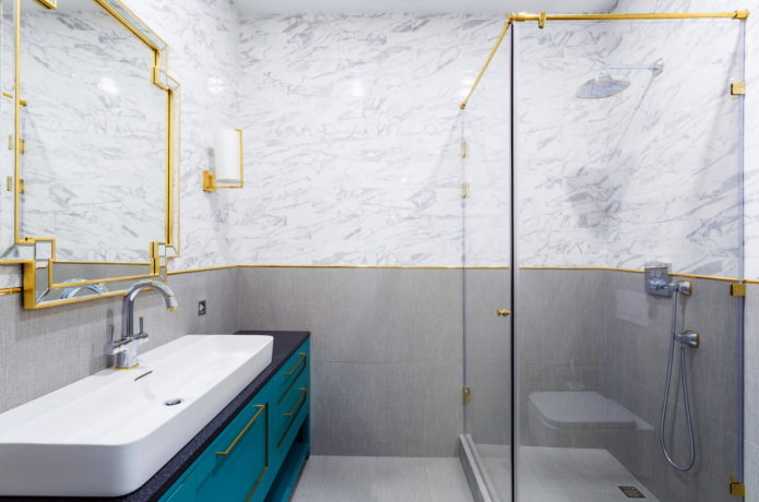 bagno con dettagli dorati