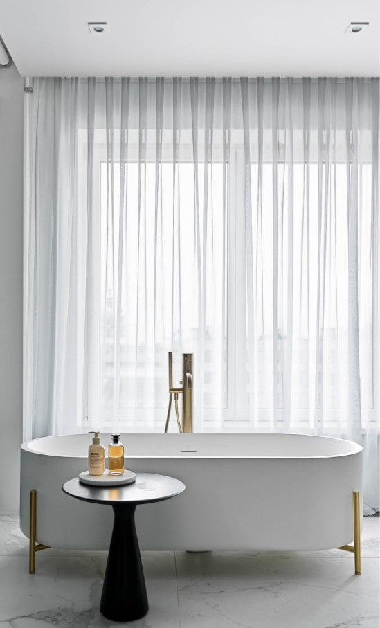 bagno con un grande finestra