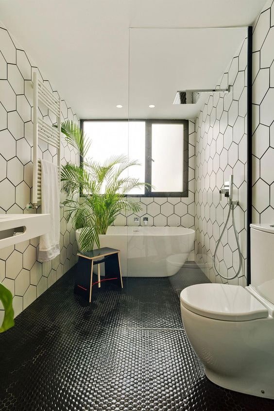 bagno bianco e nero con mosaico sul pavimento