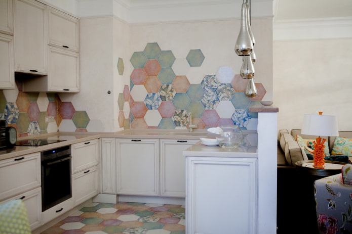 Cucina luminosa con un box nell'angolo