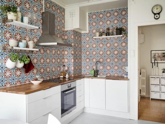 Cucina con finitura colorata del grembiule e del box