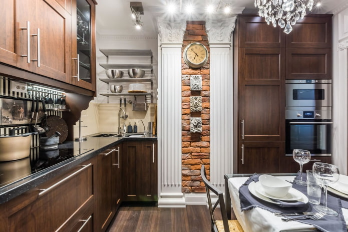 Cucina in legno con una scatola in mattoni al centro della parete