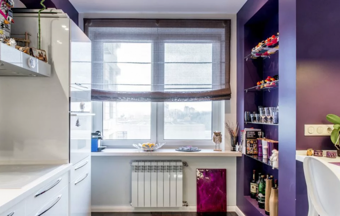 Cucina luminosa con mensole sul box di ventilazione