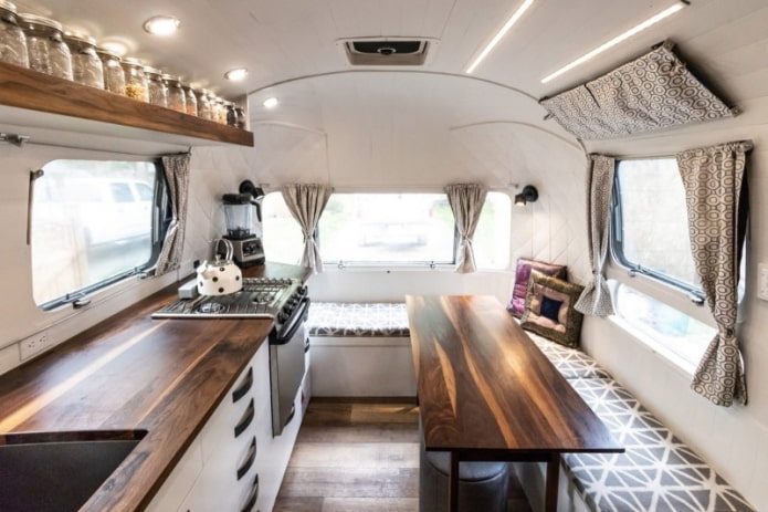 zona cottura in un camper