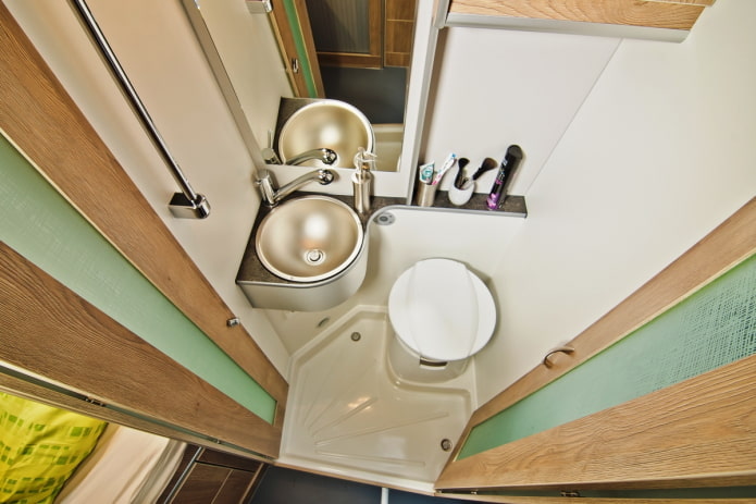 interno del bagno di un camper