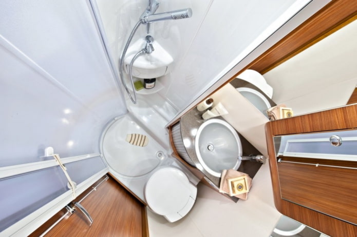 interno del bagno di un camper