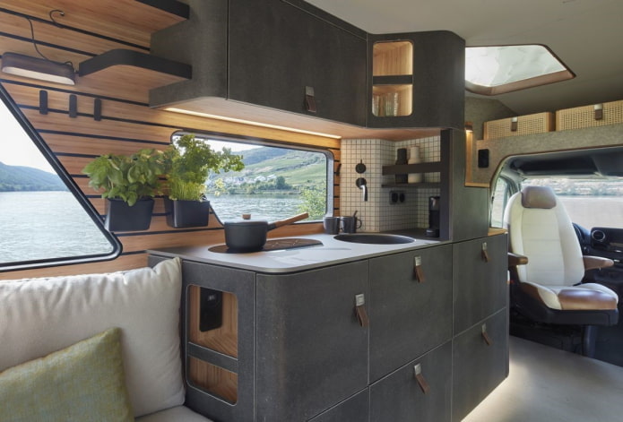 zona cottura in un camper