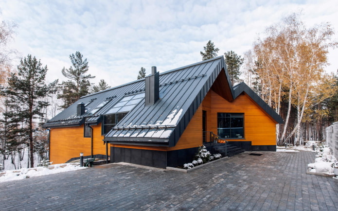 finitura del tetto della casa in stile scandinavo