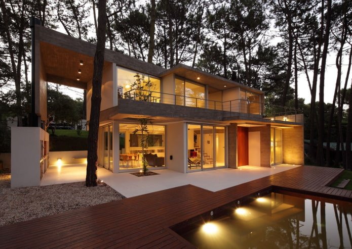 casa in stile high-tech nella foresta