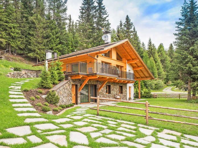 casa in stile chalet su un pendio