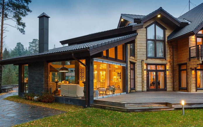 veranda vetrata vicino alla casa