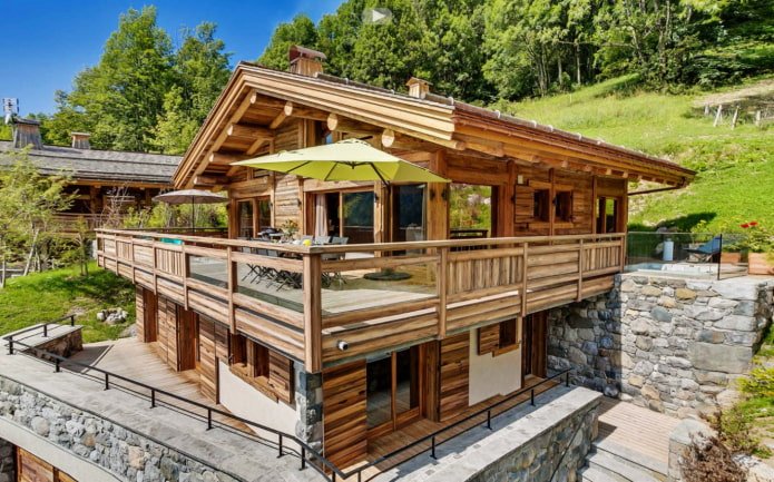 casa con un ampio balcone
