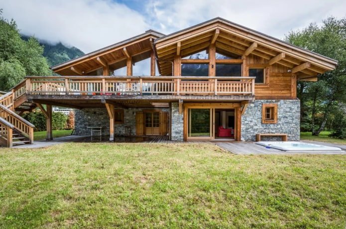 casa a due piani con loggia